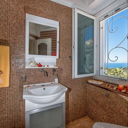 Frido Luxury With Jacuzzi * Akrotíri