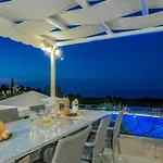 Frido Luxury With Jacuzzi Villa *