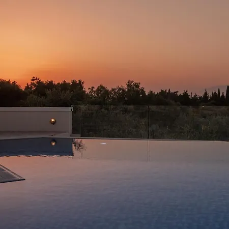 Frido Luxury With Jacuzzi Vilă